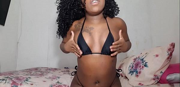  Negra gozando gostoso na siririca .